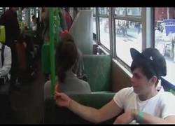 Enlace a Peg Away, el juego de poner pinzas a la gente sin que se den cuenta