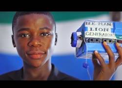 Enlace a El niño africano que crea baterías y bombillas para que su familia tenga luz (Ingl.)