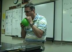 Enlace a Profesor enseñando el efecto al inhalar sulfuro hexafluoride SF6