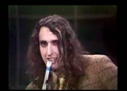 Enlace a Tiny Tim, el cantante falsete, no sé si es genial o muy perturbador