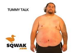 Enlace a Solo de batería con la barriga de un hombre obeso