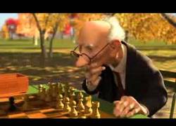 Enlace a El juego de Geri, corto de animación muy entrañable de Pixar
