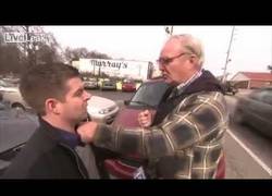 Enlace a Hay reporteros que van demasiado lejos y abuelos que saben qué hacer al respecto