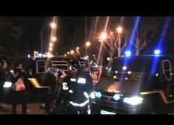 Enlace a Bombero frena a los antidisturbios en Neptuno durante la marea ciudadana el 23F