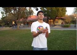 Enlace a ¿Serías capaz de armar un cubo rubik, mientras haces malabares con él?