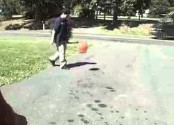 Enlace a Pelota de baloncesto demasiado inflada y pasa lo inevitable