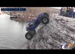 Enlace a Un 4×4 sube por un acantilado casi vertical