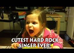 Enlace a ¡Niña cantando Hard Rock! ¡Impresionante!