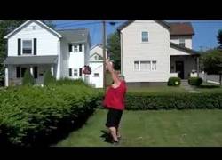 Enlace a Cortando los arbustos con una motosierra atada a una cuerda