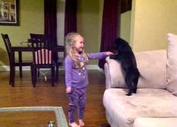 Enlace a Sorpresa a niña de 4 años con un cachorrito