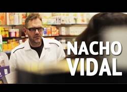 Enlace a ¿Te imaginas llegar a una farmacia y que te atienda Nacho Vidal? ¡Genial cámara oculta!