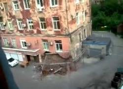 Enlace a Edificio ruso se derrumba mientras aún hay gente dentro (1:35)