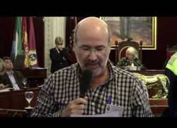 Enlace a Un parado de 50 años desafía al gobierno del PP en Cádiz hablando de espaldas en el pleno