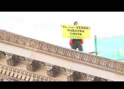 Enlace a Greenpeace se sube al tejado del congreso para denunciar la ley de costas