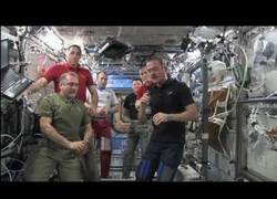 Enlace a Chris Hadfield y su equipo vuelven a la tierra, el fin de los vídeos curiosos en el espacio [Inglés]
