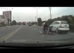Enlace a ¡Premio a la madre del mes!¡Lleva el cochecito de bebé por mitad de la carretera!