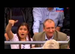 Enlace a No intentes mentir al público con esta fan en las gradas