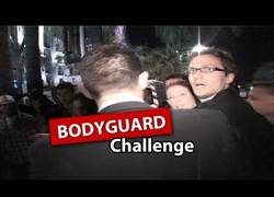 Enlace a ¡Se cuela en fiesta VIP simulando ser un guardaespaldas!