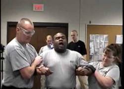 Enlace a ¿Quieres ser policía? ¡Pues aprende a soportar un disparo de táser!