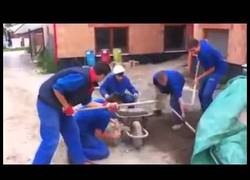 Enlace a Pit Stop de la fórmula 1, versión albañil, quién no se lo pasa bien currando es porque no quiere