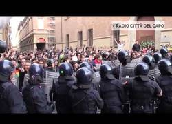 Enlace a En Bolonia los estudiantes cargan contra la policía y la hacen retroceder para celebrar una asamblea
