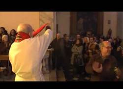 Enlace a Cura italiano canta el Bella Ciao (canción antifascista) después de la misa