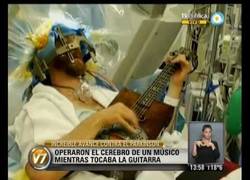 Enlace a Músico toca la guitarra mientras le operan el cerebro