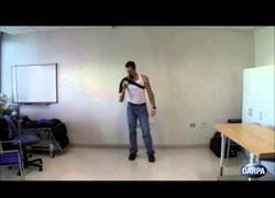 Enlace a La tecnología permite que un hombre manco pueda coger un pañuelo al vuelo