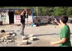 Enlace a Impresionante cadena humana para transportar agua en Estambul