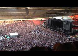 Enlace a 60000 personas cantando Bohemian Rhapsody mientras esperan a que empiece Green Day