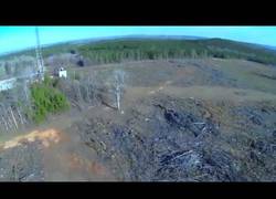 Enlace a Impresionante salto en primera persona en paracaídas