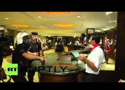 Enlace a La policía turca se mete en el Hotel Hilton acosando a todos los allí refugiados