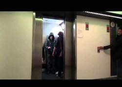 Enlace a Broma a lo Star Wars en el ascensor