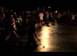 Enlace a Policía secreta tira su arma y se arrodilla ante manifestantes en Río #changebrazil