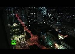 Enlace a Esto es lo que no se ve de Brasil:240.000 personas hacen huir a la policía.