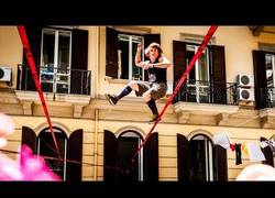 Enlace a Es muy curioso ver a gente practicando slackline en las calles de Italia