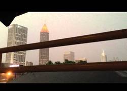 Enlace a Impresionante la forma en la que un rayo impacta en un edificio