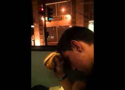 Enlace a Van tan borracho que no puede ni morder la hamburguesa