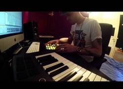 Enlace a Música hecha con el ordenador en directo añadiendo la banda sonora del Zelda de fondo