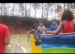 Enlace a Cuidado con la chica de vestido rojo