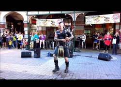 Enlace a Escocés heavy tocando ACDC con una gaita y con un lanzallamas, ¡cuernos arriba!