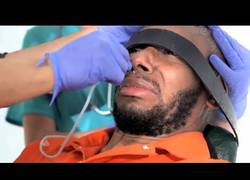 Enlace a Mos Def se somete al proceso de alimentación forzosa que sufren los reos de Guantánamo [+18 Inglés]