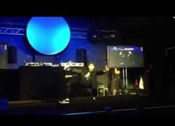 Enlace a Una ilusión óptica imitando a Neo de Matrix