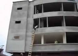 Enlace a Podríamos haber instalado un montacargas automático o una grúa, ¿pero para qué?