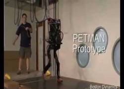 Enlace a Prototipo de robot que camina como un humano y con un estilo que tira de espaldas