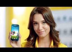 Enlace a Increíble cómo Samsung vacila a Apple en un anuncio ruso