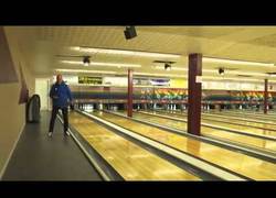 Enlace a Asombrosa fusión de ping pong y bowling