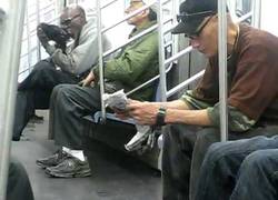 Enlace a Hombre lamiendo su zapato en el metro WTF