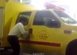 Enlace a Estar hablando tranquilamente por teléfono y que tus compañeros te provoquen un mini-infarto