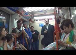 Enlace a Un pobre y atormentado ex-banquero pidiendo en el metro, un poco de caridad, por favor